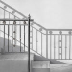 Bezpieczne schody w Twoim domu - jak wybrać idealną poręcz?