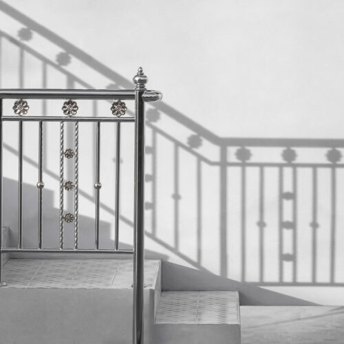 Bezpieczne schody w Twoim domu – jak wybrać idealną poręcz?