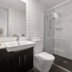 Białe płytki łazienkowe - Stwórz oazę relaksu i spokoju w swojej łazience!