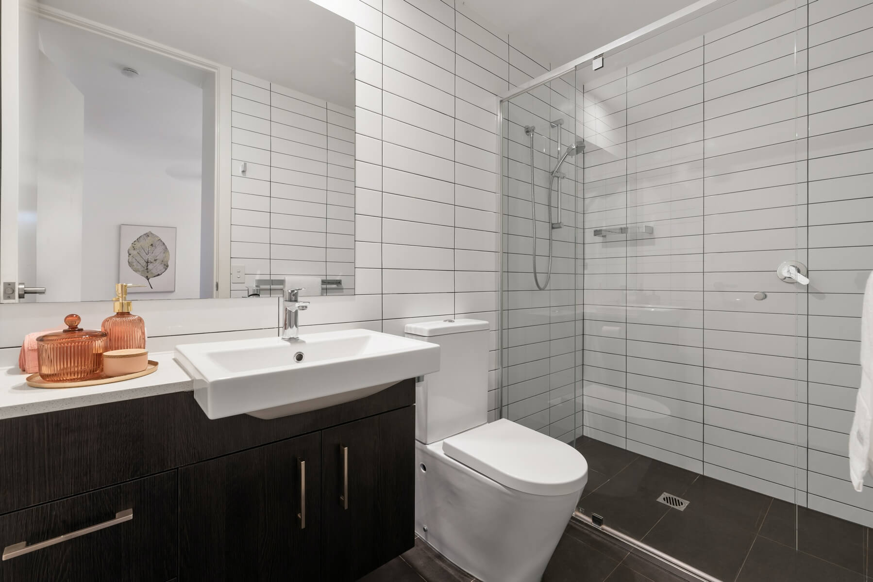 Białe płytki łazienkowe – stwórz oazę relaksu i spokoju w swojej łazience!